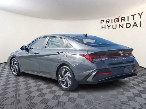 Used 2025 Hyundai Elantra SEL FWD image 5