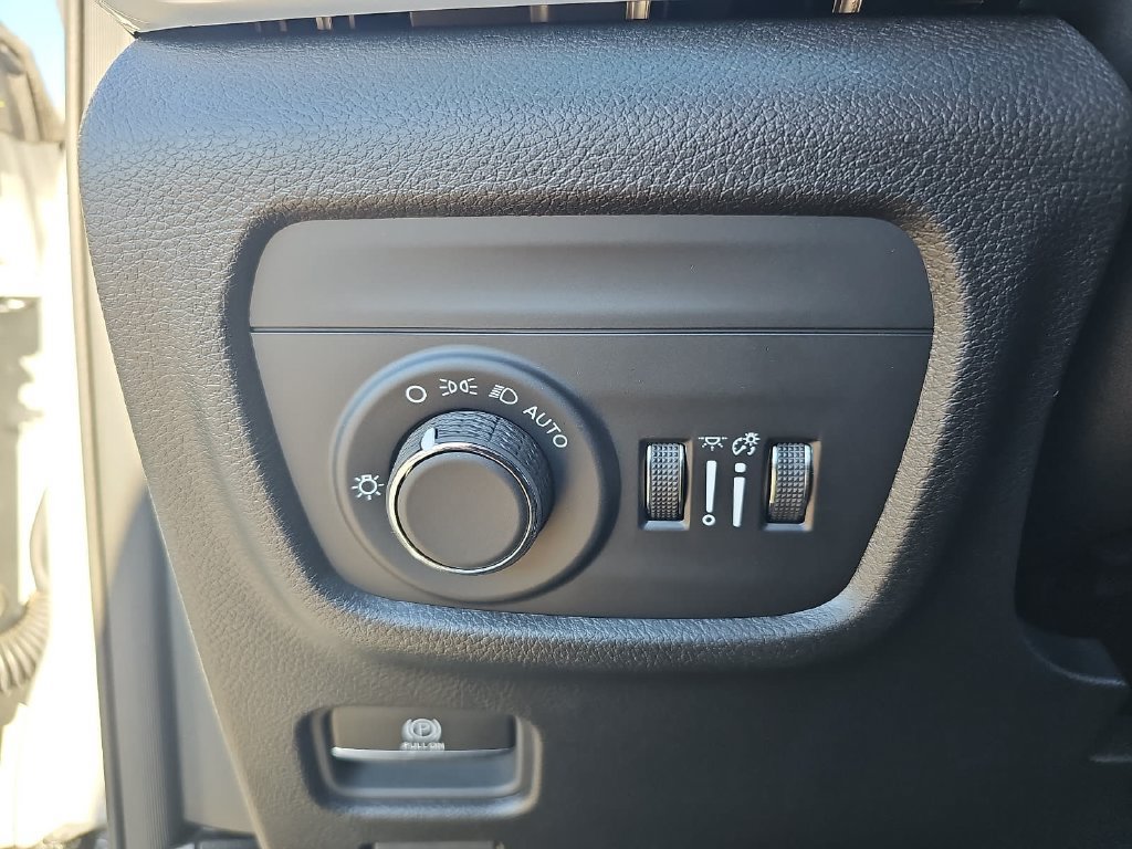 Used 2023 Jeep Grand Cherokee Laredo X AWD/4WD image 24