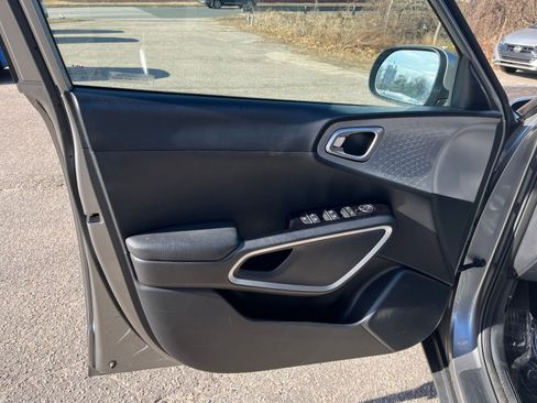 Used 2025 Kia Soul LX w/ LX Technology Package image 18