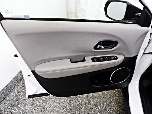 Used 2017 Honda HR-V EX image 7