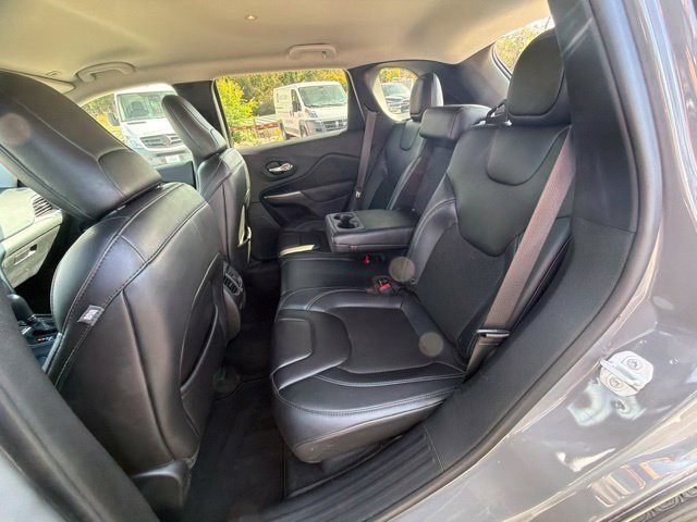 Used 2019 Jeep Cherokee Latitude Plus w/ Comfort/Convenience Group FWD image 15