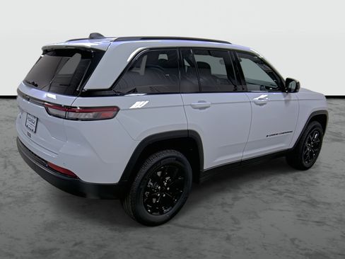 New 2025 Jeep Grand Cherokee Altitude image 4