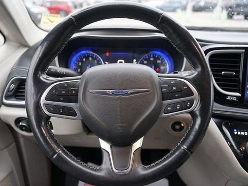 Used 2021 Chrysler Pacifica Touring-L image 20