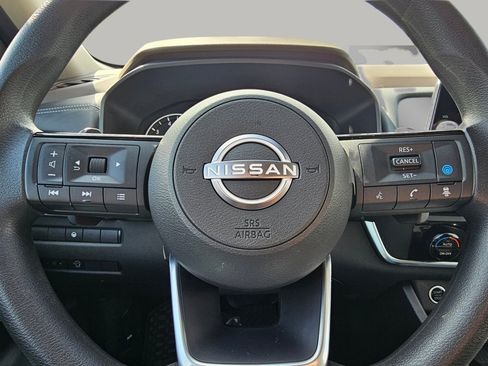 Used 2023 Nissan Rogue SV image 3