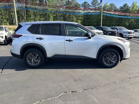 Used 2024 Nissan Rogue S FWD image 9