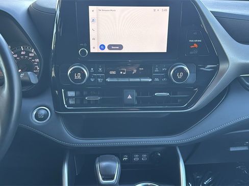 Used 2024 Toyota Highlander LE image 11