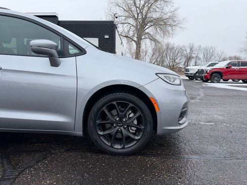 Used 2021 Chrysler Pacifica Touring-L w/ Uconnect Theater Family Group AWD/4WD image 2