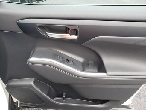 Used 2024 Toyota Highlander XLE AWD/4WD image 20
