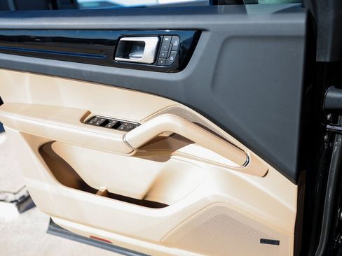 Certified 2023 Porsche Cayenne Platinum Edition image 23