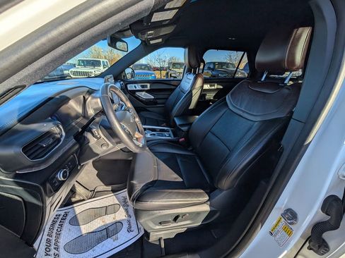 Used 2022 Ford Explorer Platinum w/ Technology Package image 16