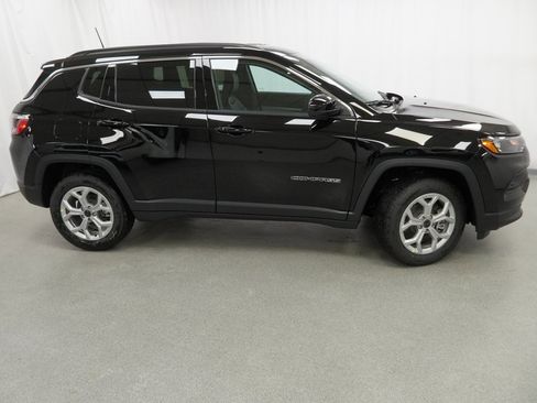 New 2026 Jeep Compass Latitude image 9