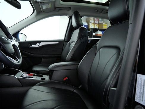 Certified 2025 Ford Escape Platinum w/ Premium Technology Package image 17