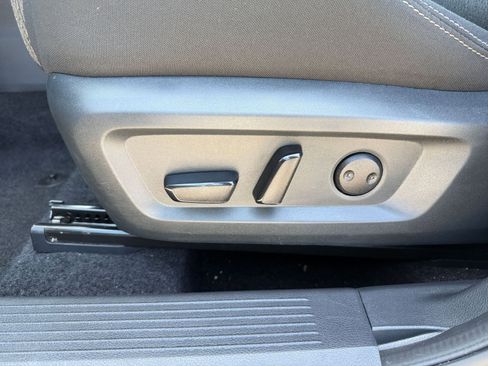 Used 2025 Nissan Rogue SV FWD image 22