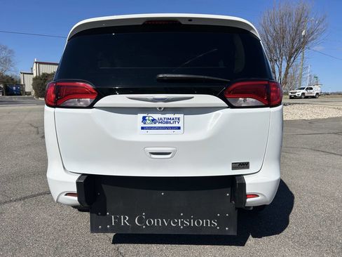 Used 2022 Chrysler Voyager LX image 6