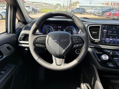 Used 2025 Chrysler Pacifica Limited image 26
