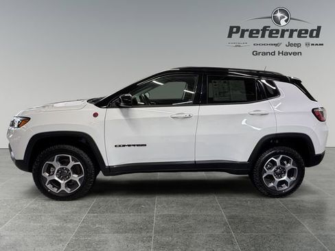 Used 2022 Jeep Compass Trailhawk w/ Trailhawk Convenience Group AWD/4WD image 9
