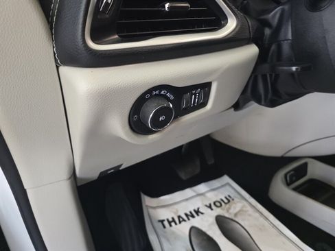 Used 2023 Chrysler Pacifica Touring-L FWD image 19