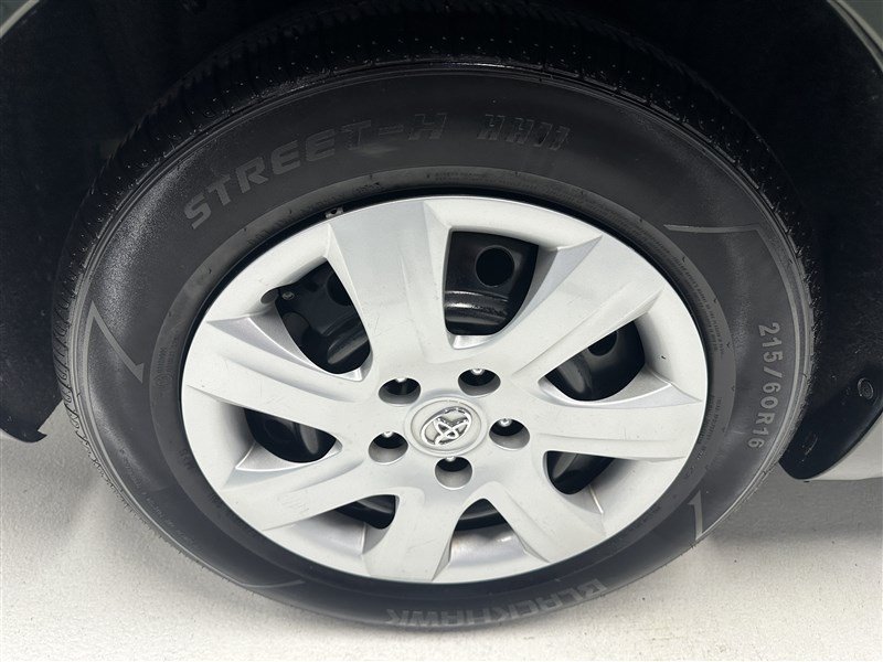 Used 2011 Toyota Camry LE FWD image 13