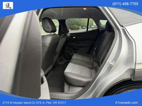 Used 2025 Chevrolet Trax LT w/ LT Convenience Package FWD image 13