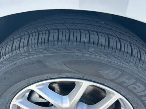 Used 2024 Chrysler Pacifica Touring-L FWD image 10