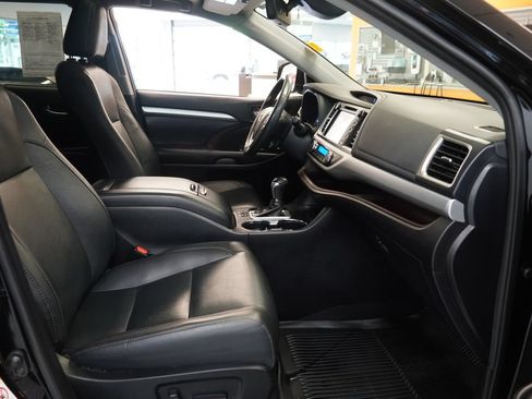 Used 2019 Toyota Highlander XLE AWD/4WD image 40
