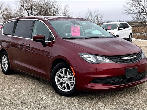 Used 2023 Chrysler Voyager LX image 1