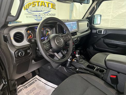 Used 2025 Jeep Wrangler Unlimited Sport AWD/4WD image 18