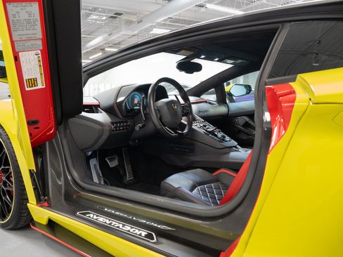 Used 2018 Lamborghini Aventador S image 13