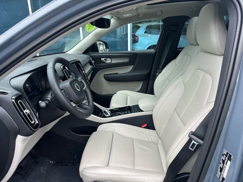 Used 2023 Volvo XC40 B5 Plus w/ Protection Package Premier AWD/4WD image 10