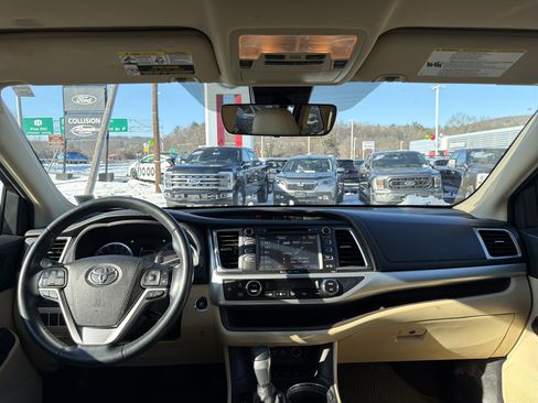 Used 2019 Toyota Highlander XLE image 13