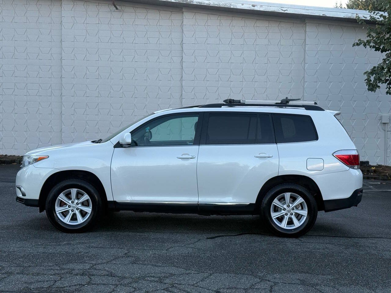 Used 2012 Toyota Highlander SE w/ Tow Pkg AWD/4WD image 4