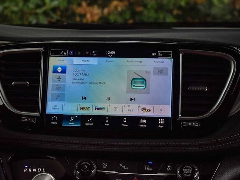 New 2026 Chrysler Pacifica Pinnacle w/ Trailer Tow Group AWD/4WD image 13