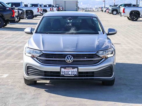 Used 2022 Volkswagen Jetta SE image 2