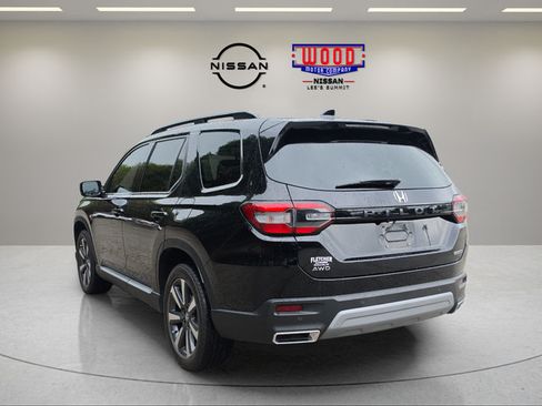 Used 2025 Honda Pilot Touring image 4