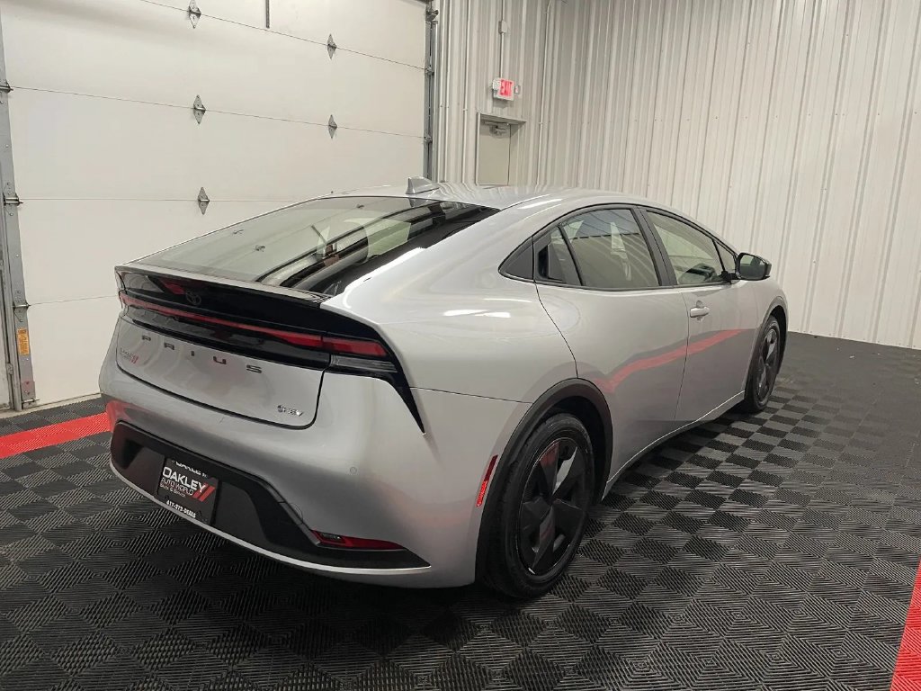 Used 2025 Toyota Prius LE FWD image 4