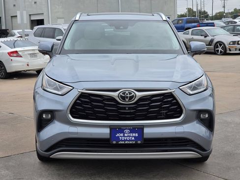 Used 2023 Toyota Highlander Platinum FWD image 3