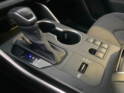 Used 2025 Toyota Highlander LE image 25