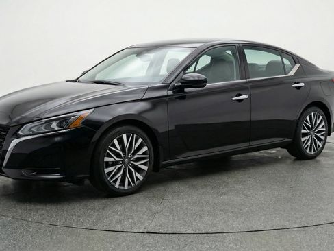 Used 2025 Nissan Altima 2.5 SV FWD image 3