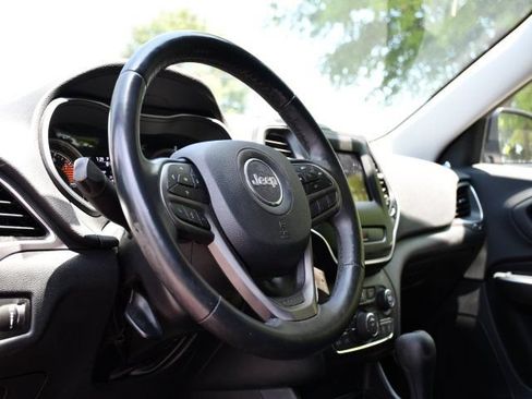 Used 2019 Jeep Cherokee Latitude w/ Cold Weather Group AWD/4WD image 10