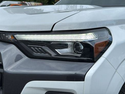 Used 2025 Chevrolet Colorado LT w/ LT Convenience Package AWD/4WD image 9