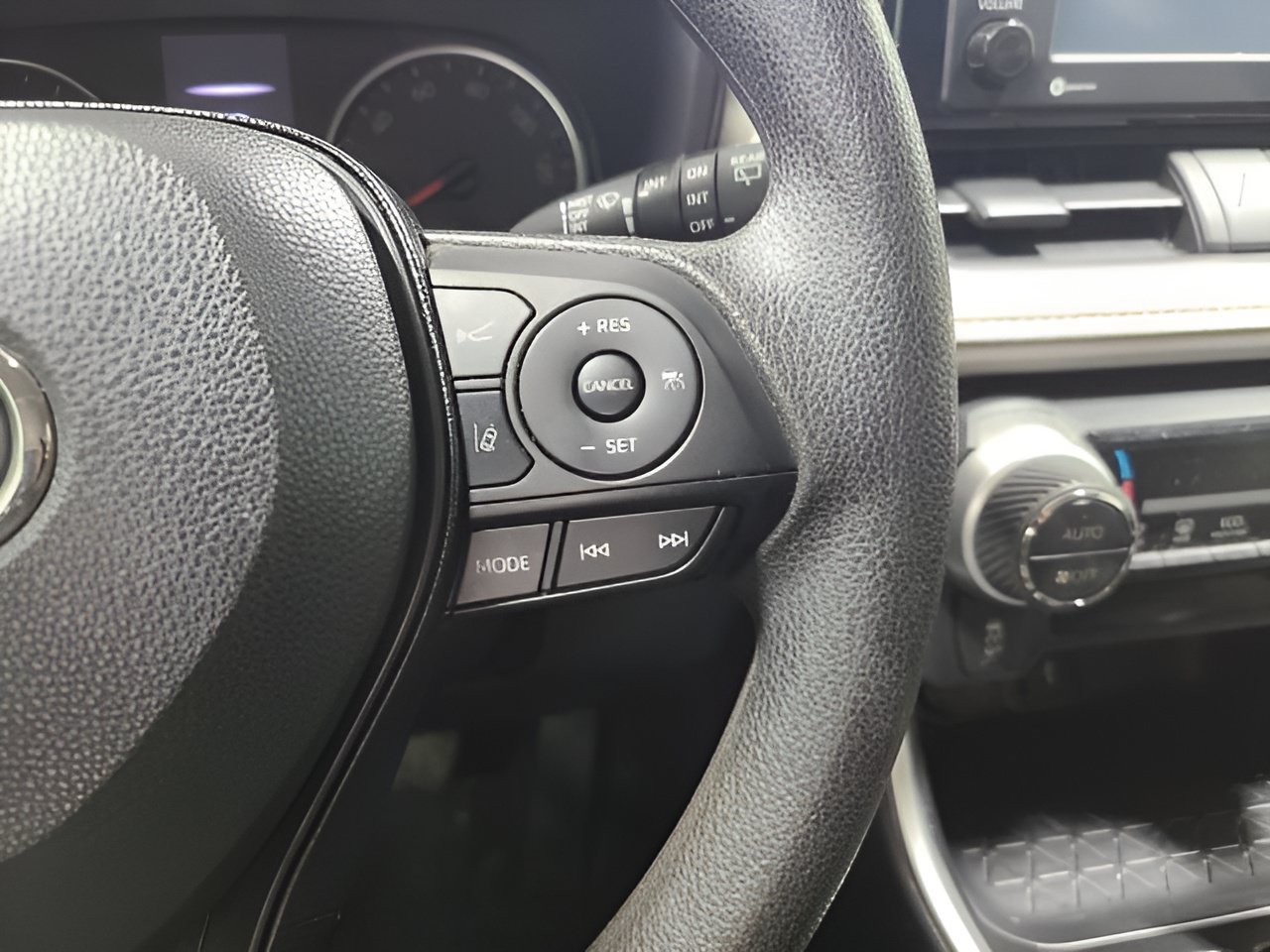 Used 2020 Toyota RAV4 XLE AWD/4WD image 26