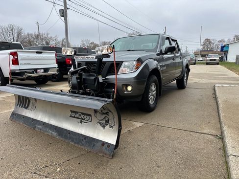 Used 2016 Nissan Frontier SV image 2