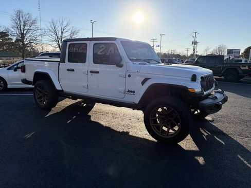Used 2025 Jeep Gladiator Sport image 3