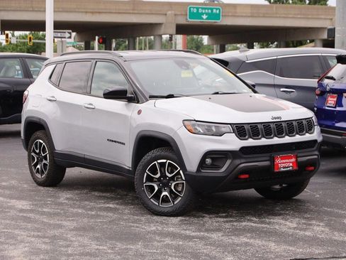 Used 2024 Jeep Compass Trailhawk AWD/4WD image 2
