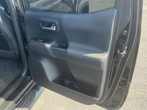 Used 2022 Toyota Tacoma TRD Off-Road w/ TRD Premium Off Road Package AWD/4WD image 29