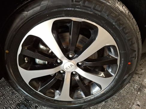 Used 2017 Kia Sorento EX image 3