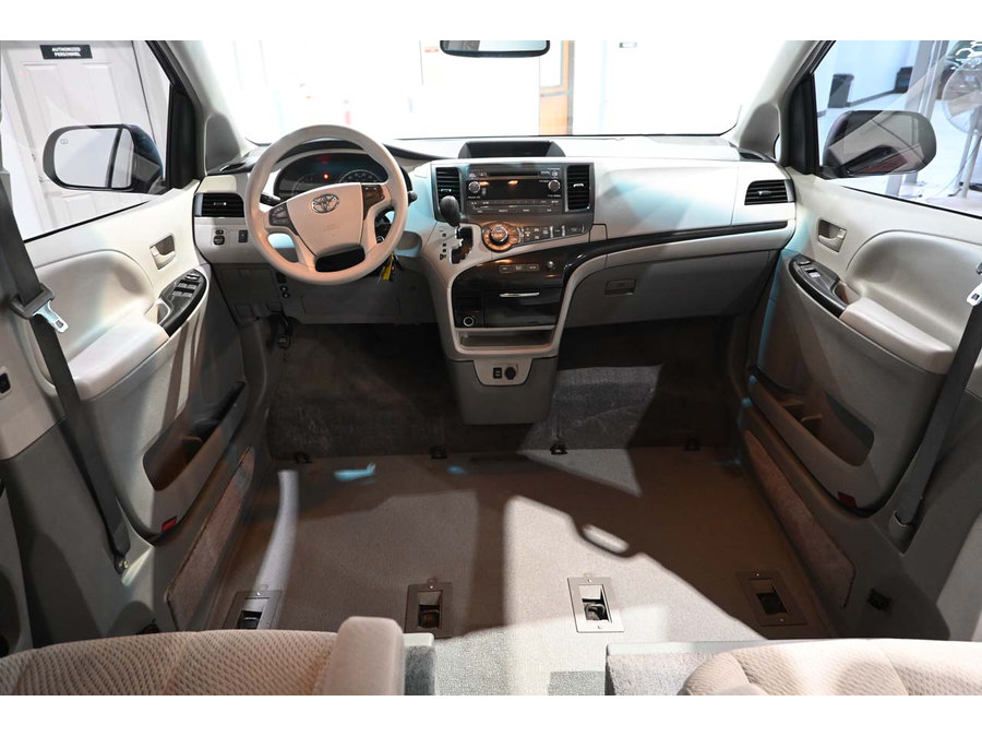 Used 2013 Toyota Sienna LE FWD image 21