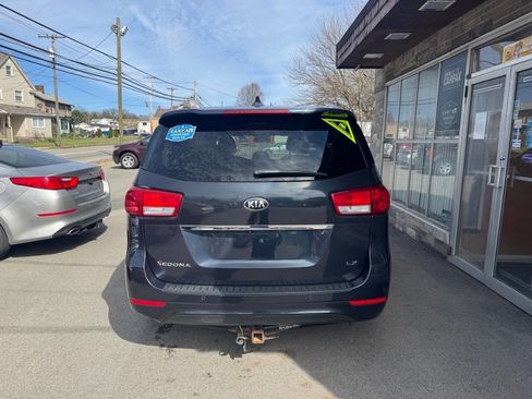 Used 2016 Kia Sedona LX w/ LX Convenience Package image 4
