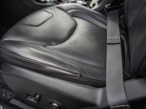 Used 2019 Jeep Cherokee Limited AWD/4WD image 36