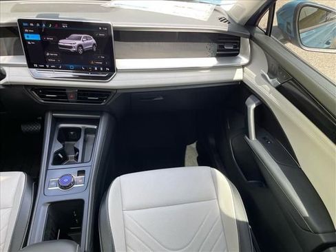 Used 2025 Volkswagen Tiguan SE w/ Panoramic Sunroof Package image 8